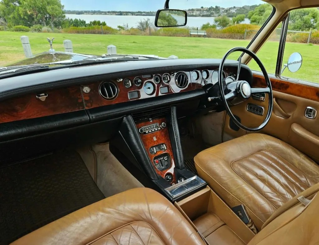 1973 ROLLS-ROYCE SILVER SHADOW AUTOMATIC SEDAN 