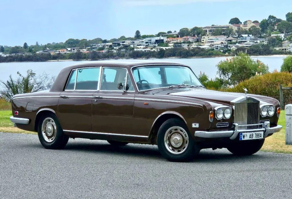 1973 ROLLS-ROYCE SILVER SHADOW AUTOMATIC SEDAN