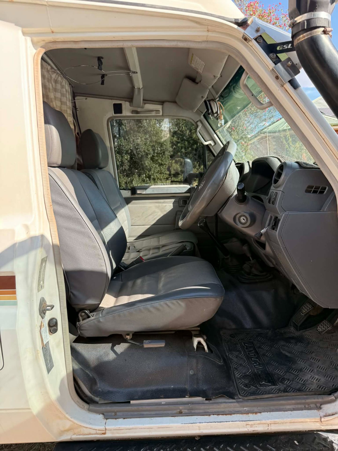 2011 TOYOTA LANDCRUISER VDJ78R 09 UPGRADE WORKMATE (4x4) 3 SEAT 5 SP MANUAL TROOPCARRIER