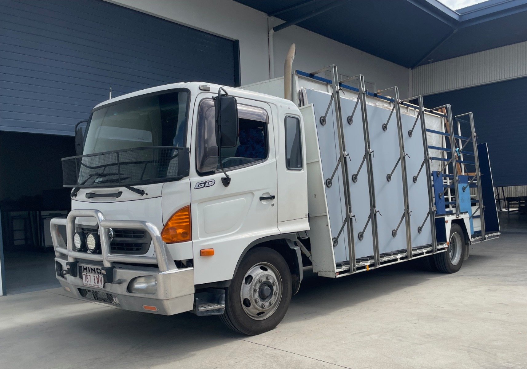 2005 HINO GLASS CARRYING BODY WITH ENCLOSED REAR CAB