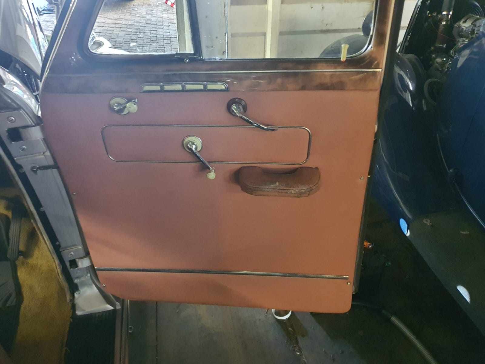 1941 CHEVROLET CUSTOM DELUXE SEDAN
