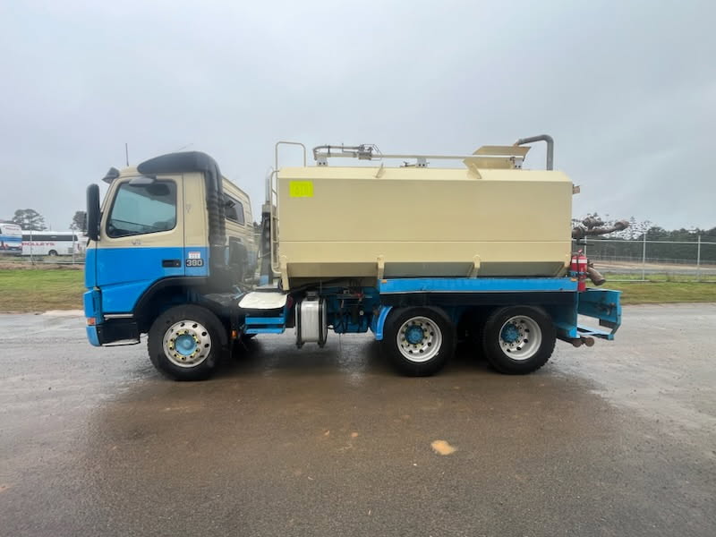 2002 VOLVO BOGIE DRIVE WATER TRUCK
