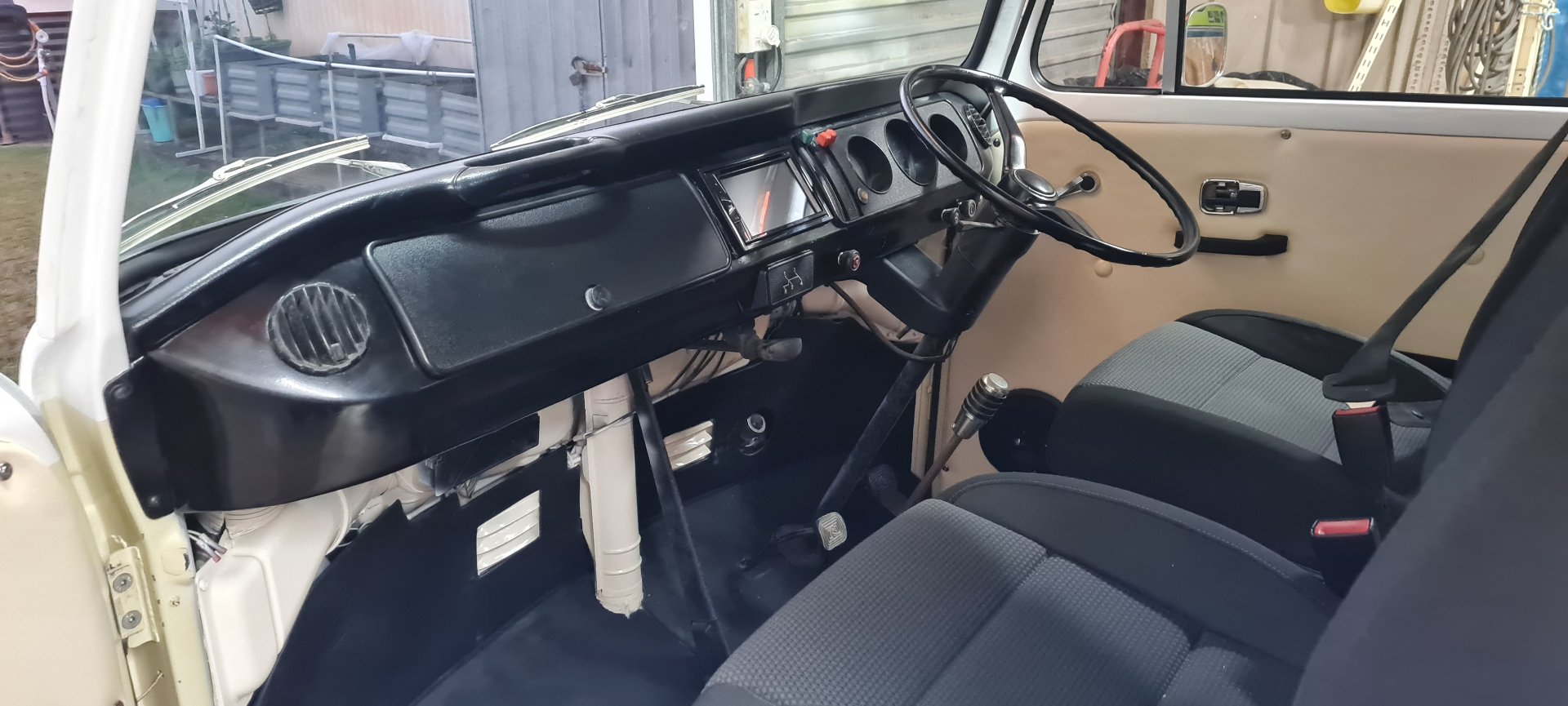 1975 VOLKSWAGEN KOMBI 4 SP MANUAL VAN