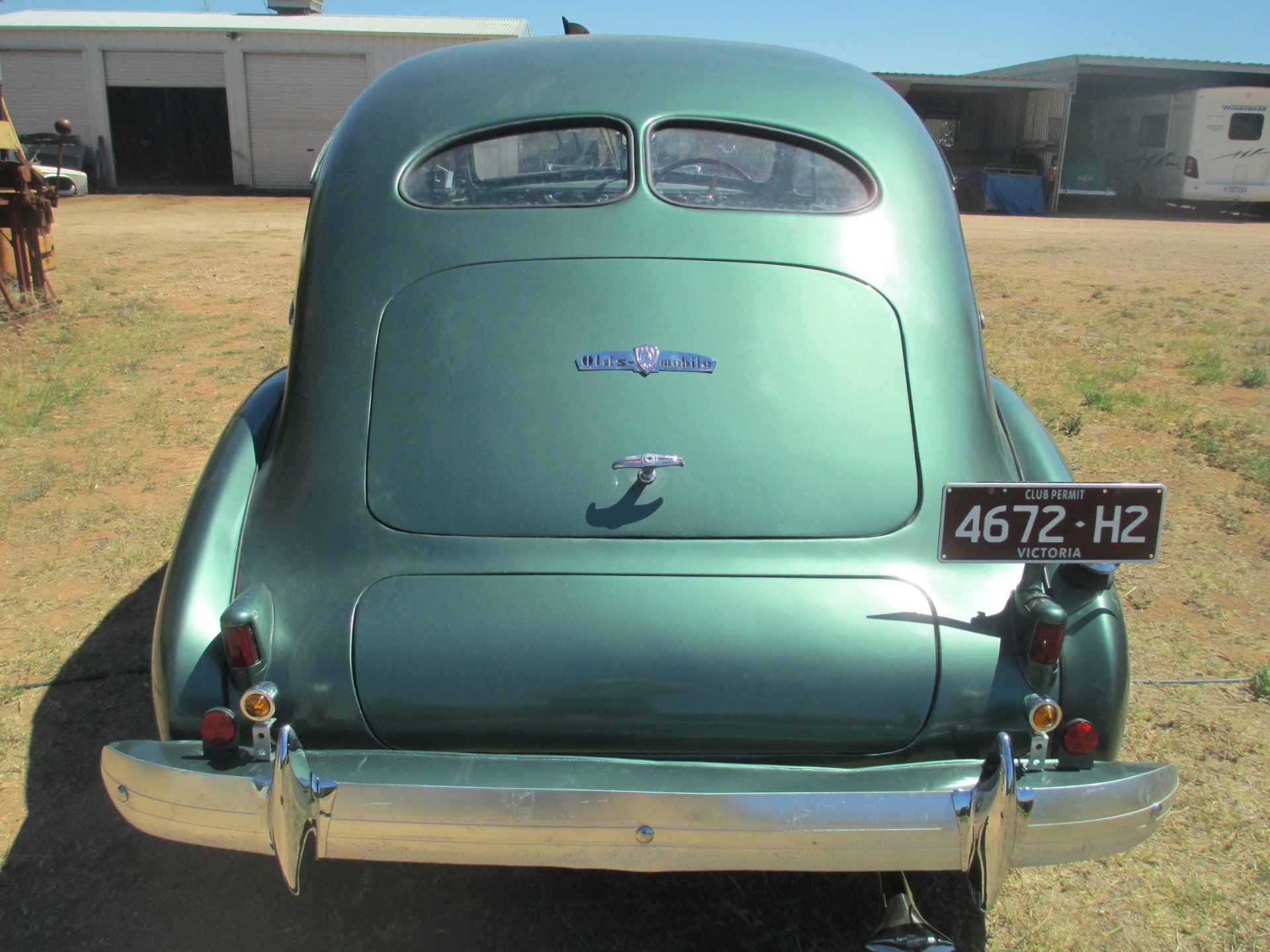 1937 OLDSMOBILE F37 SEDAN