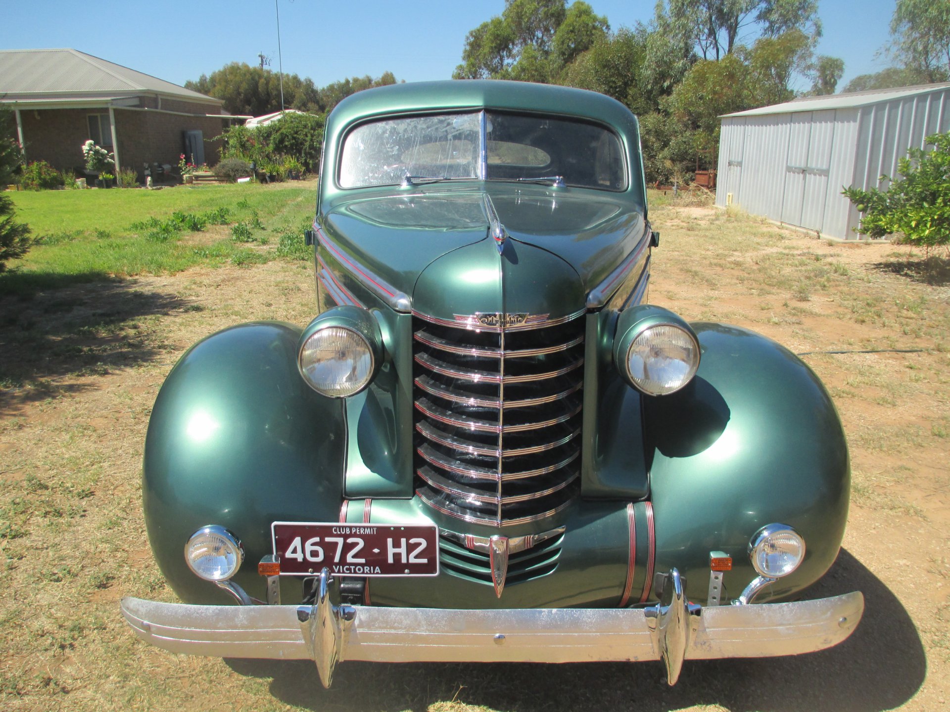1937 OLDSMOBILE F37 SEDAN