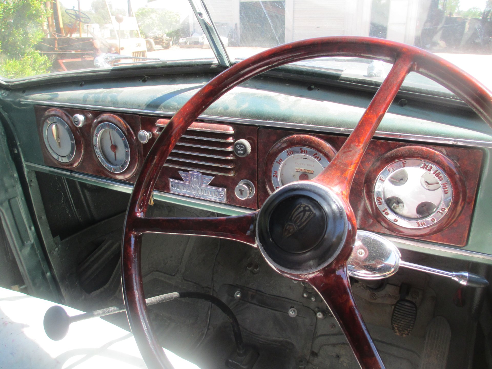 1937 OLDSMOBILE F37 SEDAN