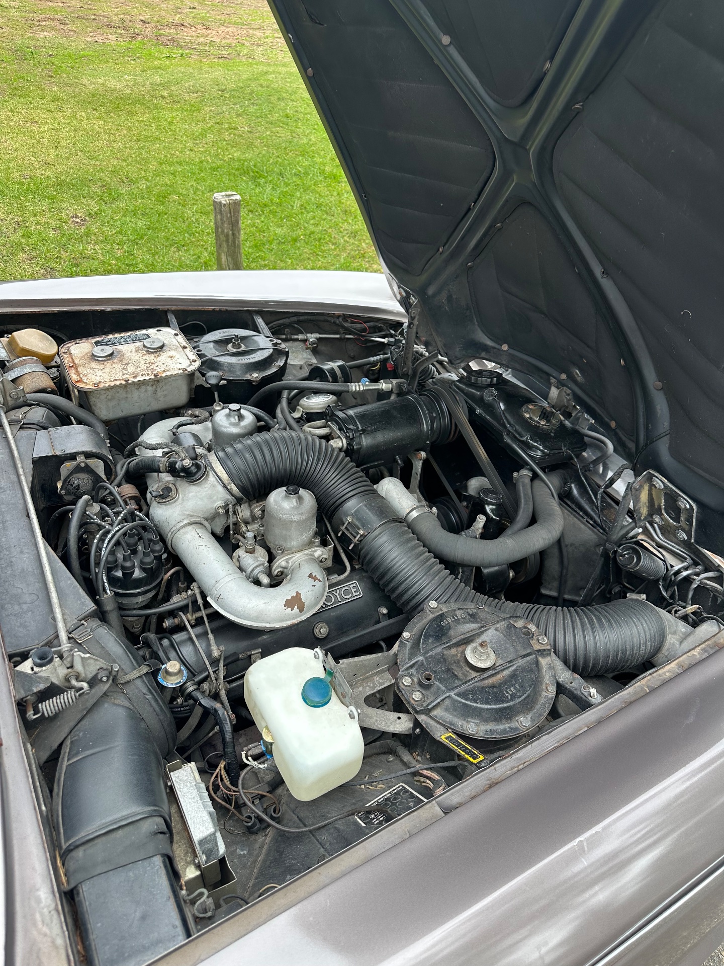 1973 ROLLS-ROYCE SILVER SHADOW 4D SEDAN