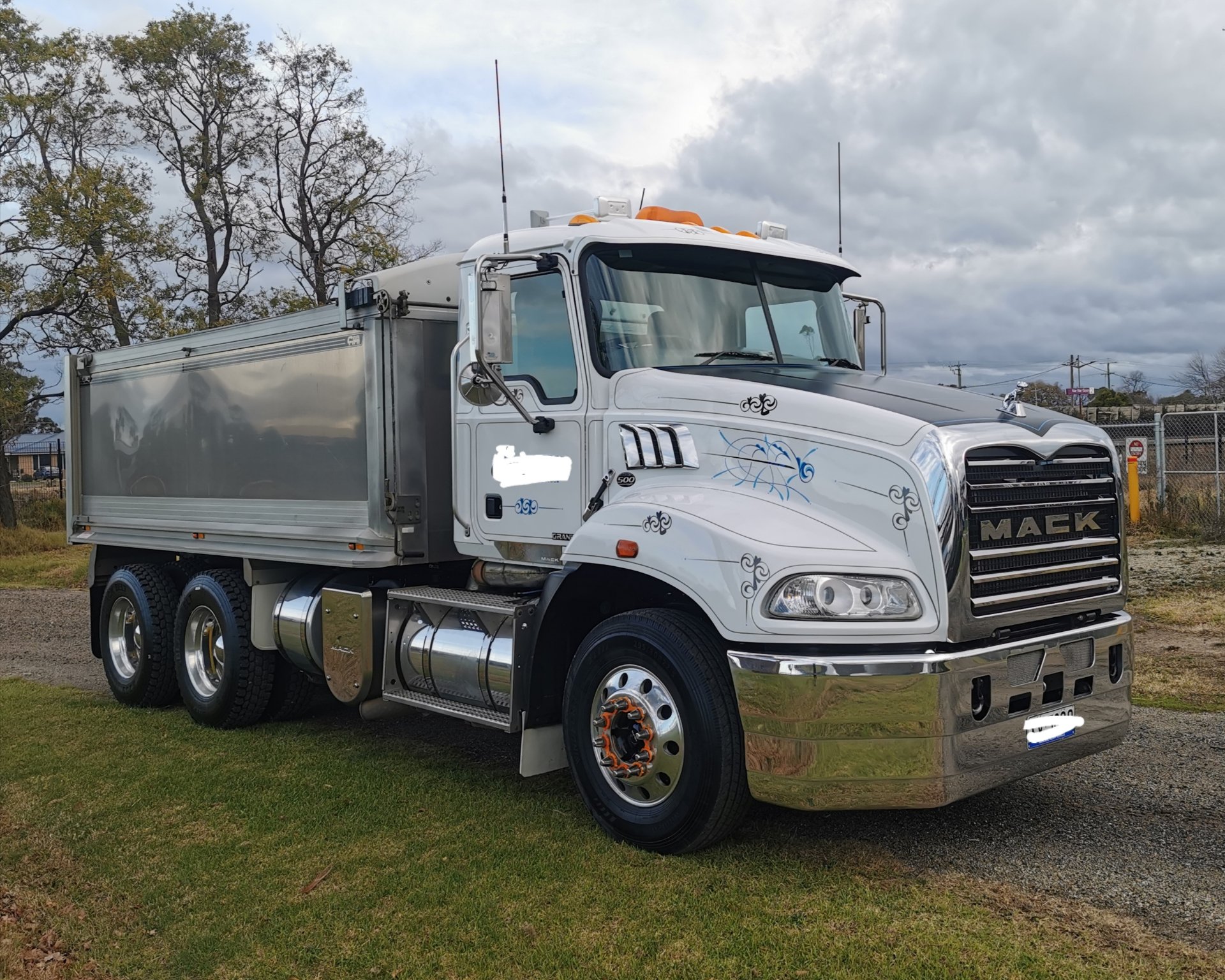 2019 MACK GRANITE TIPPER