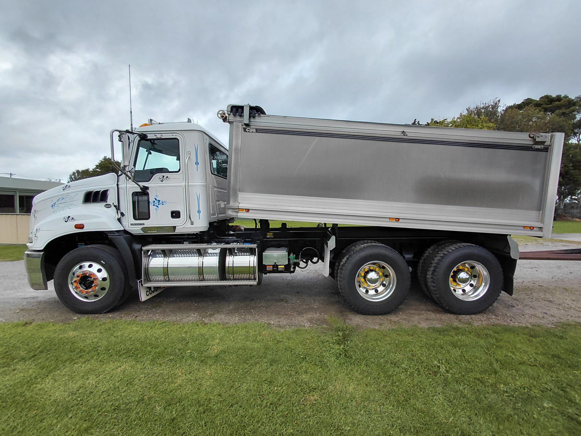 2019 MACK GRANITE TIPPER