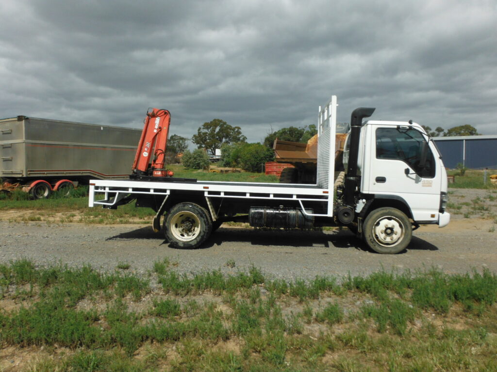 2007 ISUZU NQR 450 MEDIUM TRAY TRUCK WITH CRANE