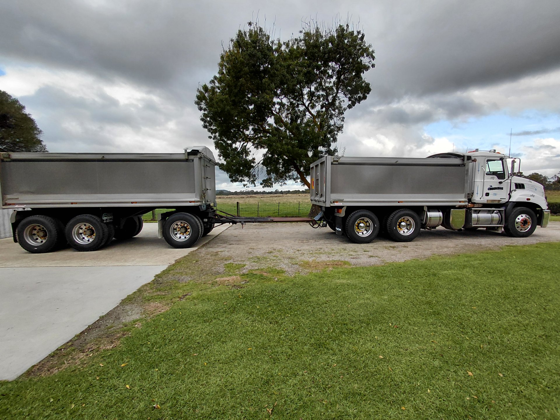 2019 MACK GRANITE TIPPER