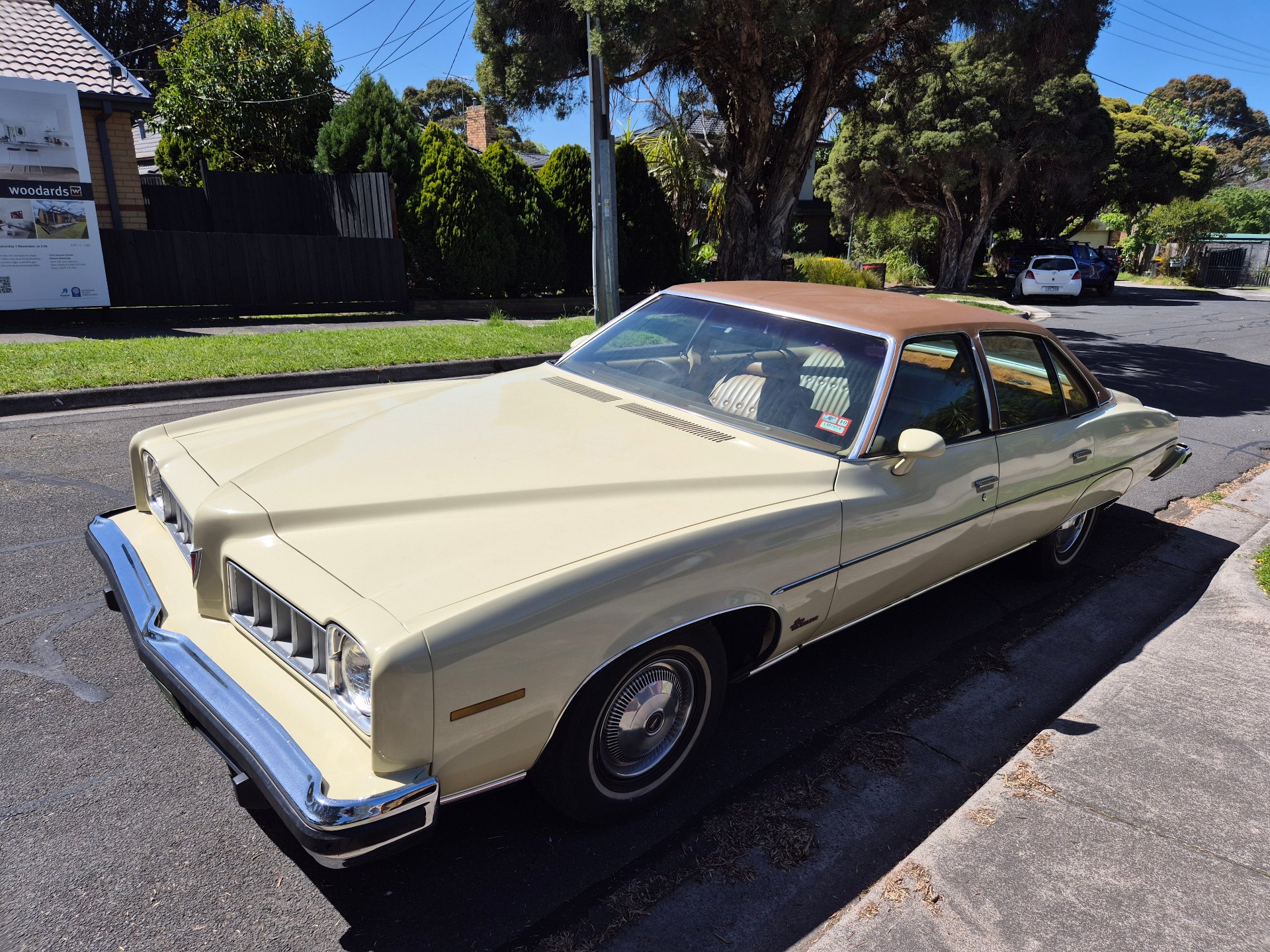 1974 PONTIAC LEMANS SEDAN