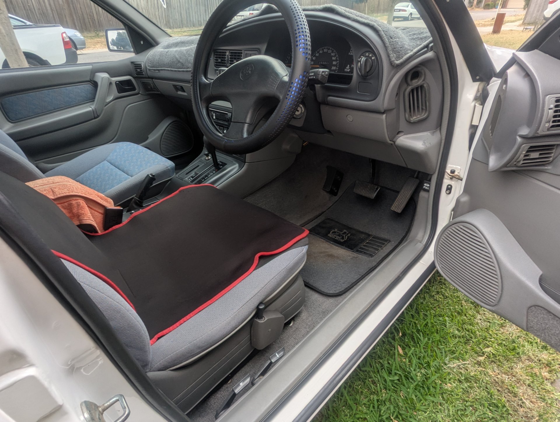 1995 HOLDEN COMMODORE VRII EQUIPE 4 SP AUTOMATIC 4D SEDAN