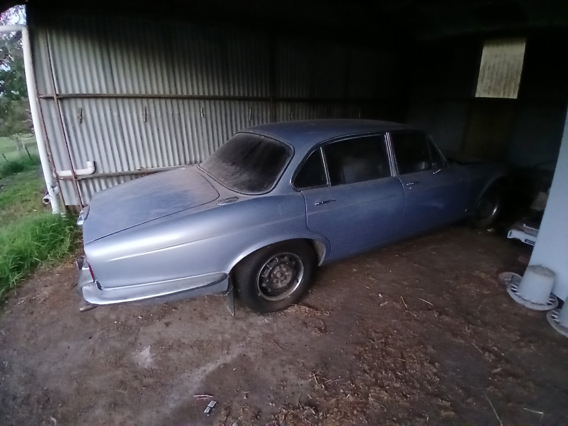1975 JAGUAR XJ6 SEDAN