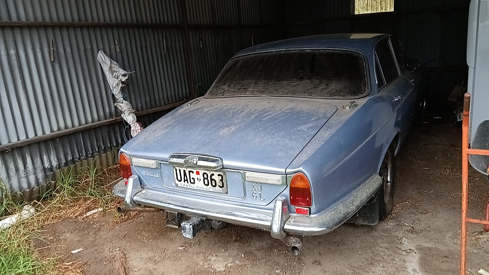 1975 JAGUAR XJ6 SEDAN