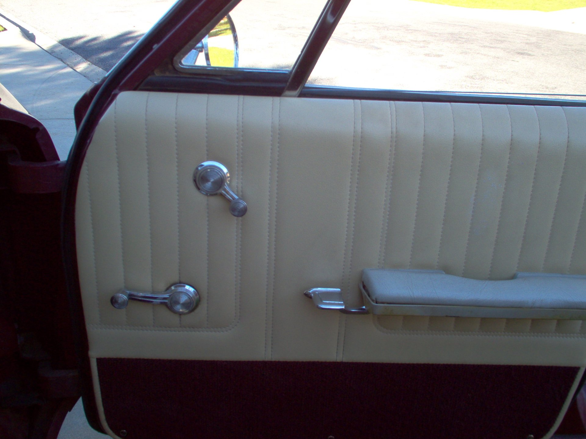 1965 PONTIAC PARISIENNE 2 SP AUTOMATIC 4D SEDAN