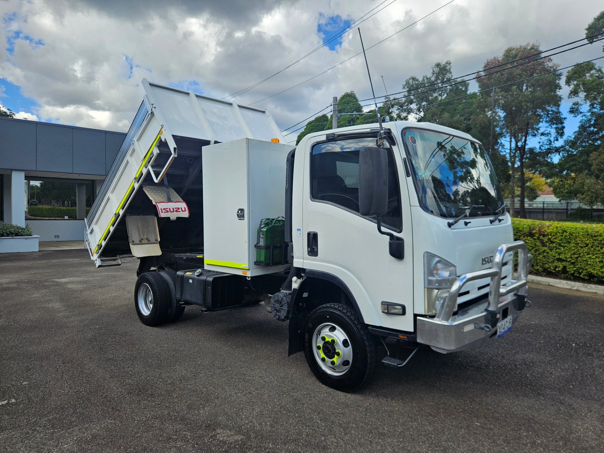 2014 ISUZU NPS 300 4X4 TIPPER TRUCK