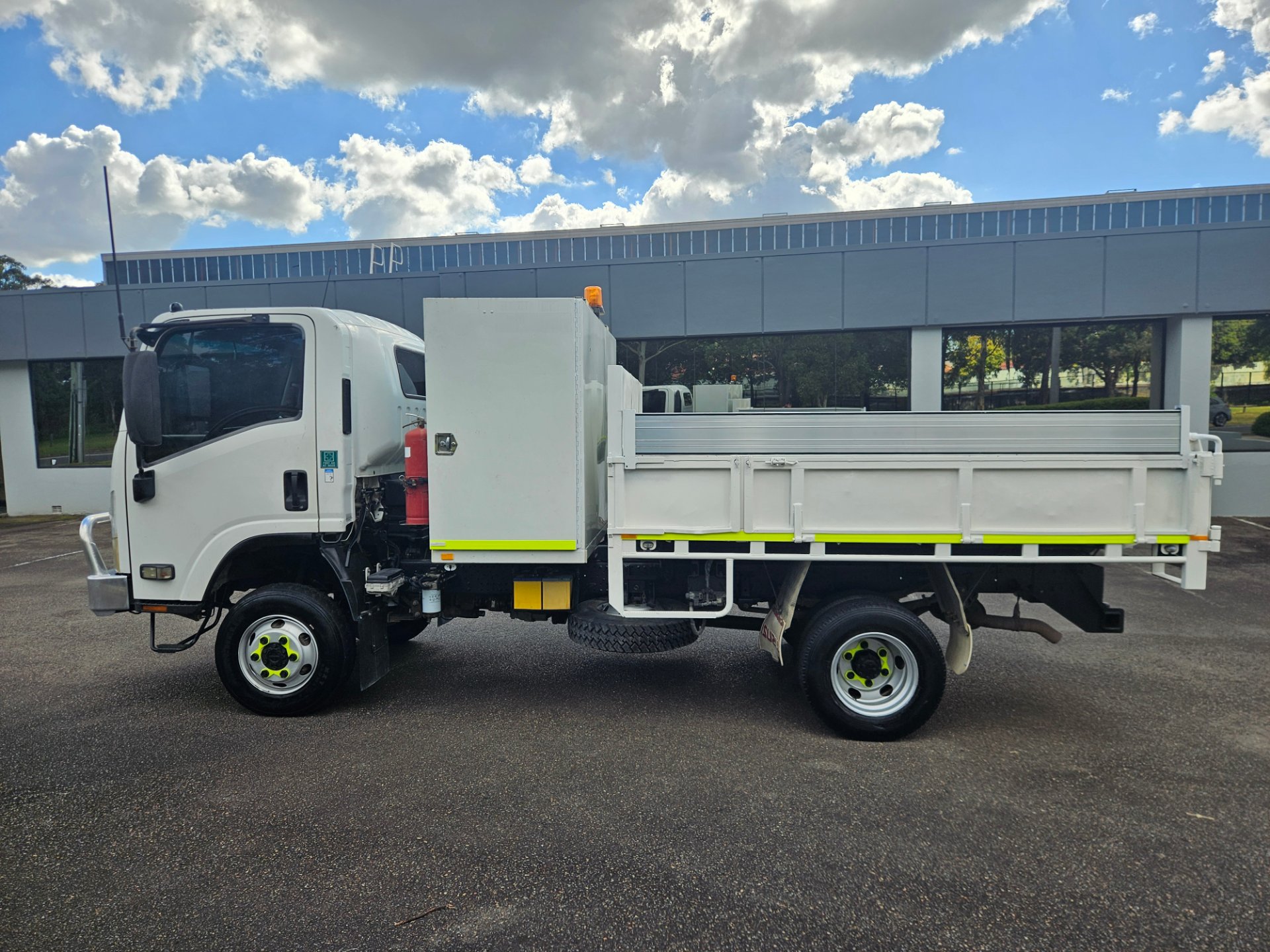 2014 ISUZU NPS 300 4X4 TIPPER TRUCK