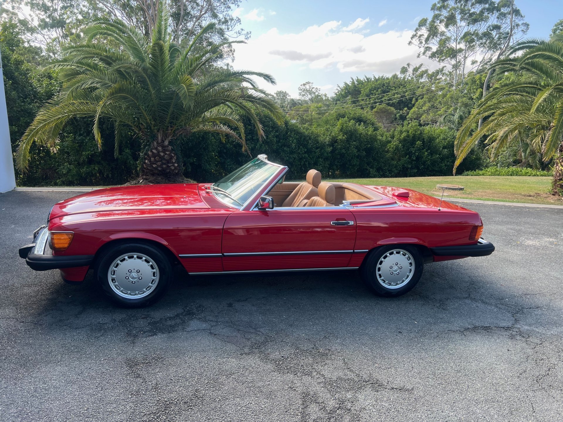 1986 MERCEDES-BENZ 560 SL 4 SP AUTOMATIC 2D CONVERTIBLE