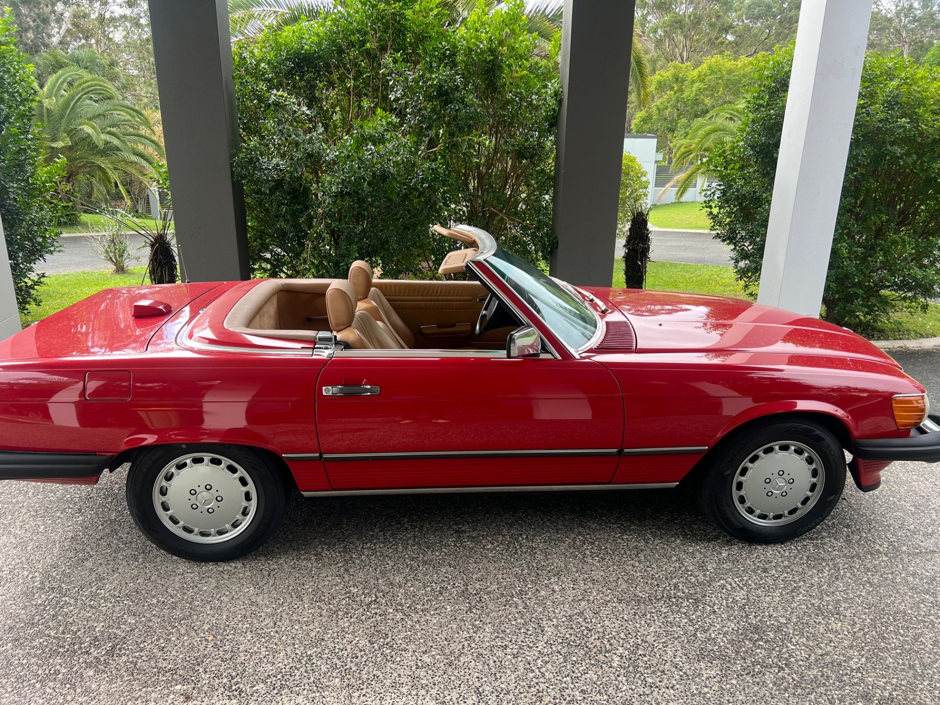 1986 MERCEDES-BENZ 560 SL 4 SP AUTOMATIC 2D CONVERTIBLE