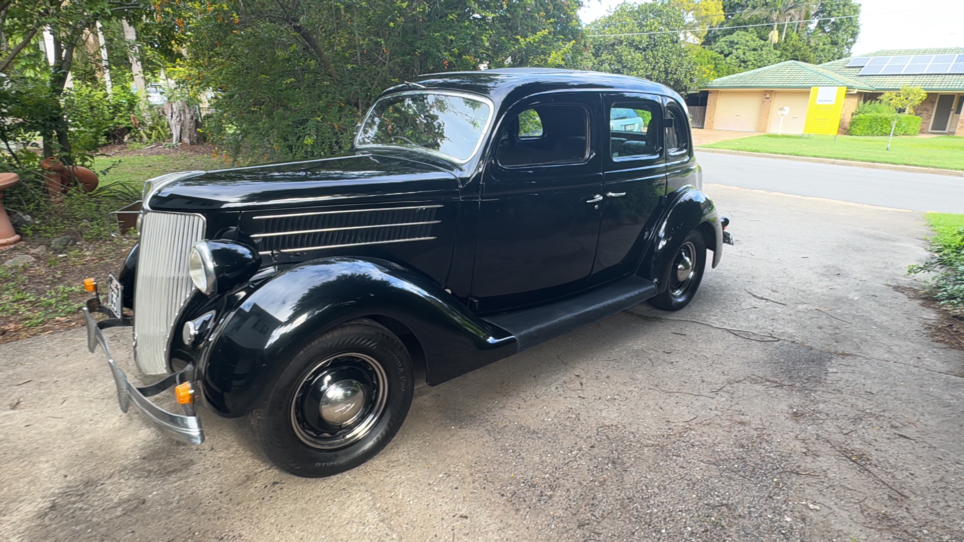1936 FORD V8 SEDAN 
