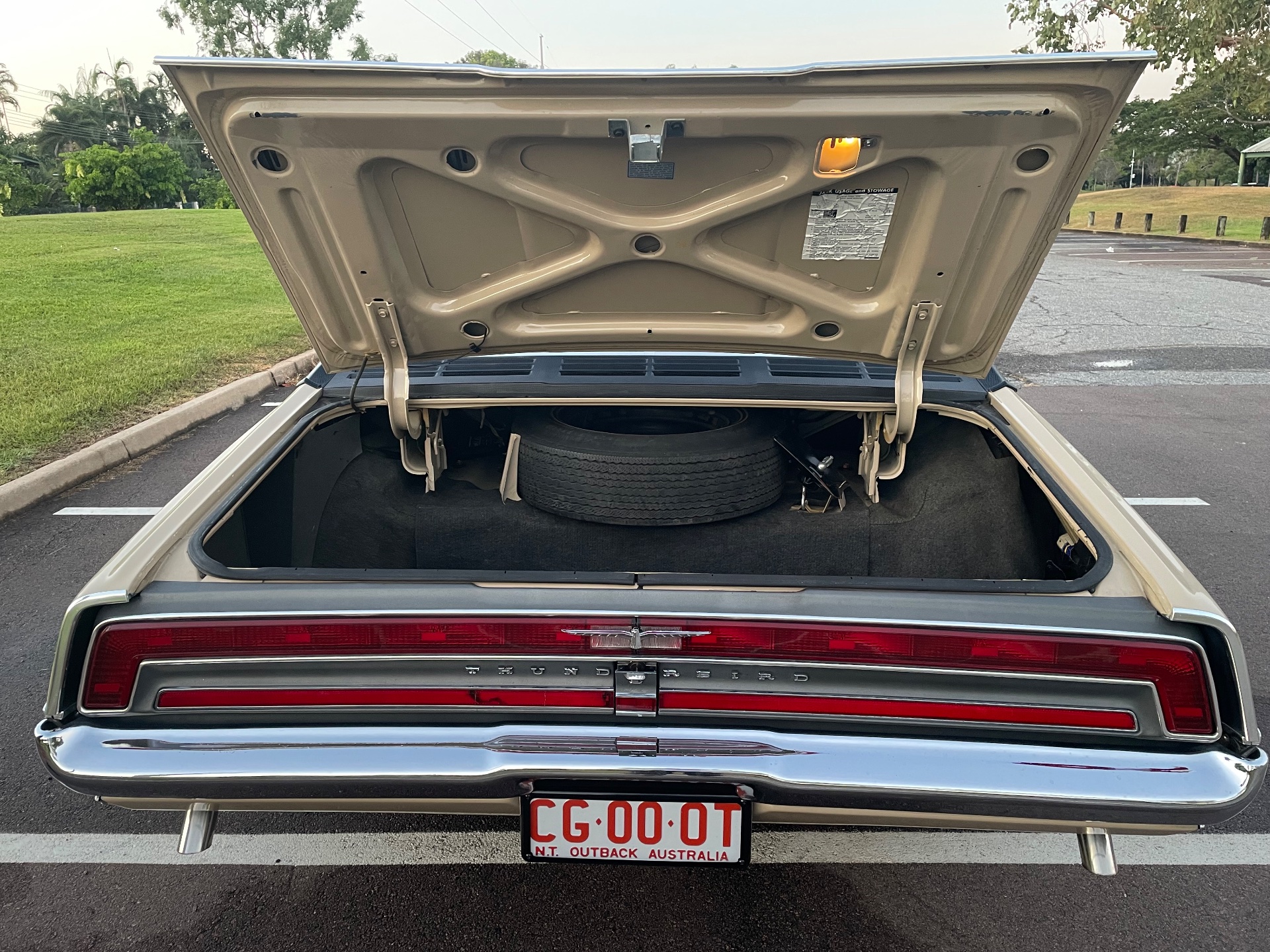 1971 FORD THUNDERBIRD AUTOMATIC COUPE