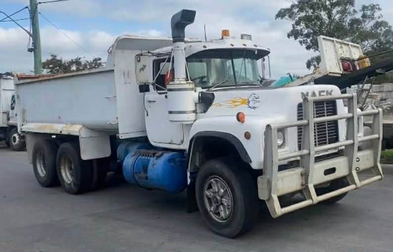 1982 MACK TIPPER TRUCK