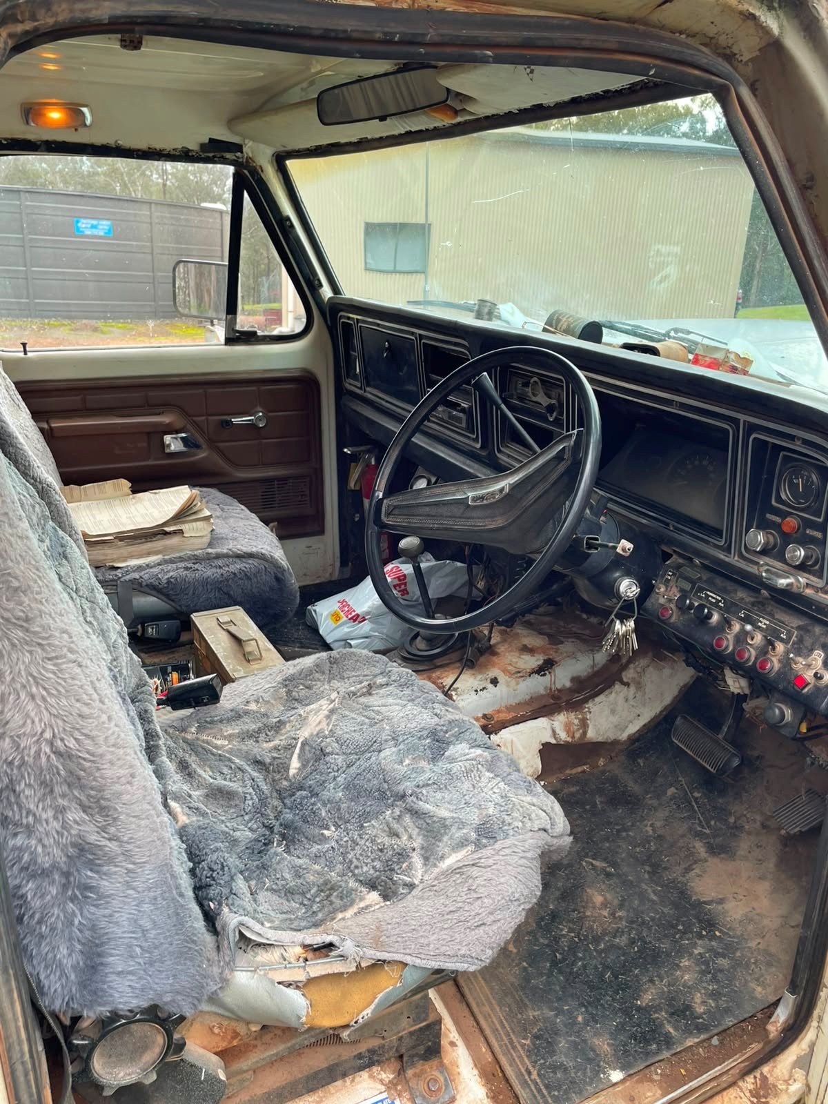 1983 FORD F100 3 SP AUTOMATIC AMBULANCE