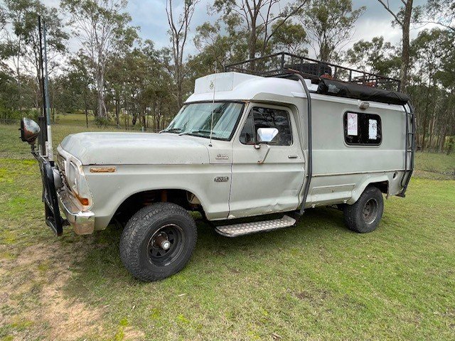 1983 FORD F100 3 SP AUTOMATIC AMBULANCE