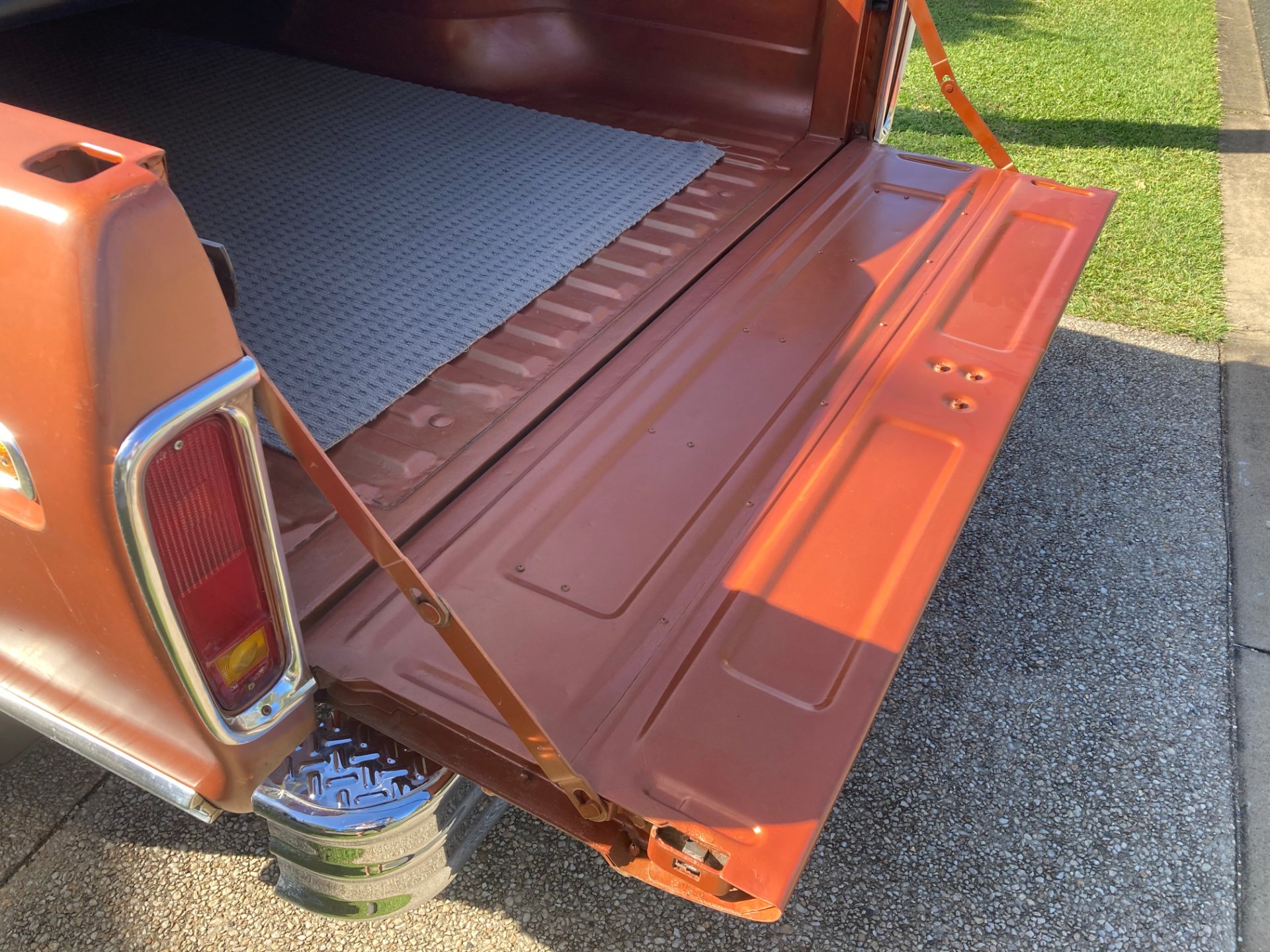 1977 FORD F100 4 SP MANUAL UTILITY