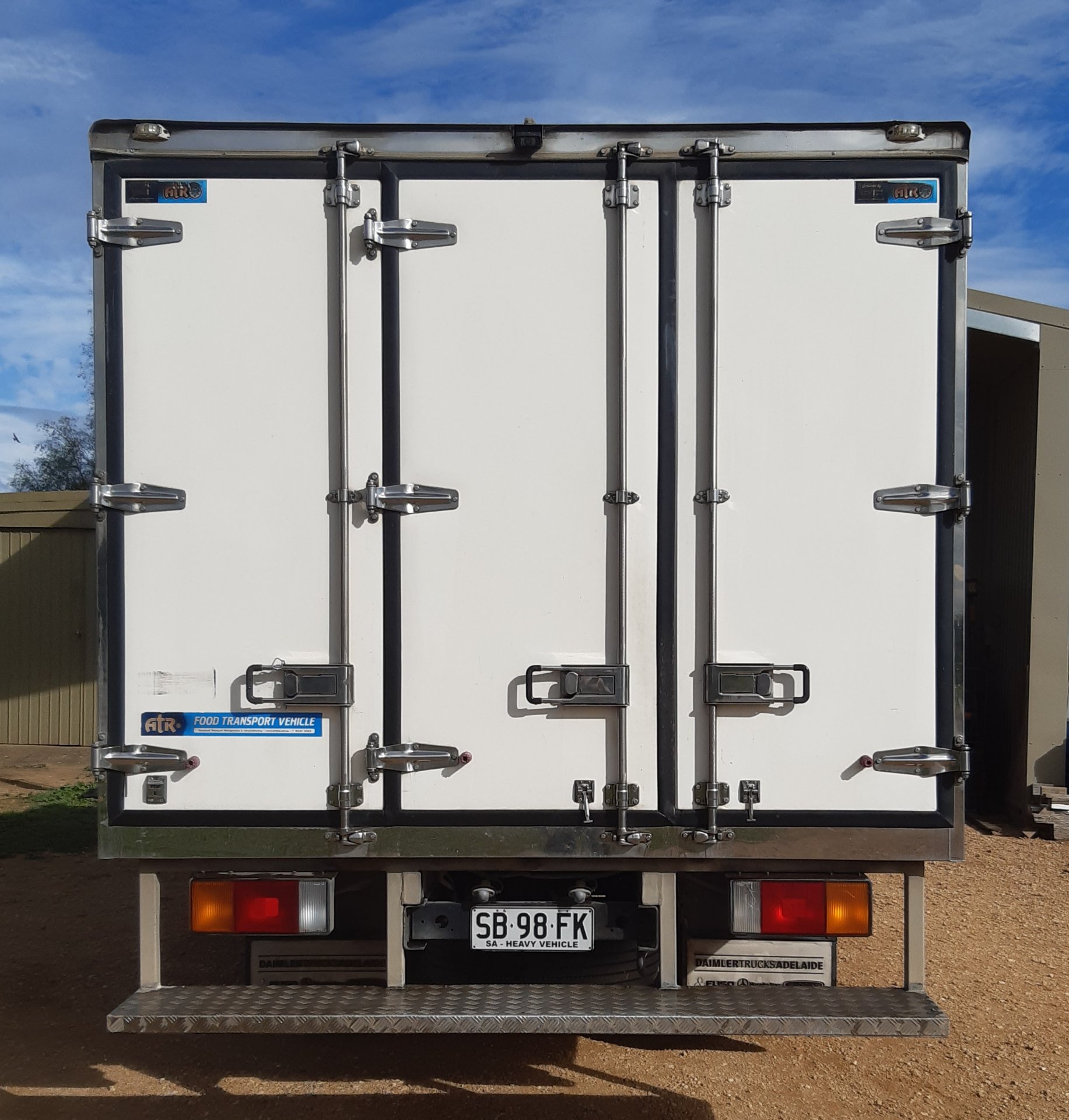 2010 HYUNDAI HD75 HD MWB 6 SP MANUAL REFRIGERATED TRUCK 