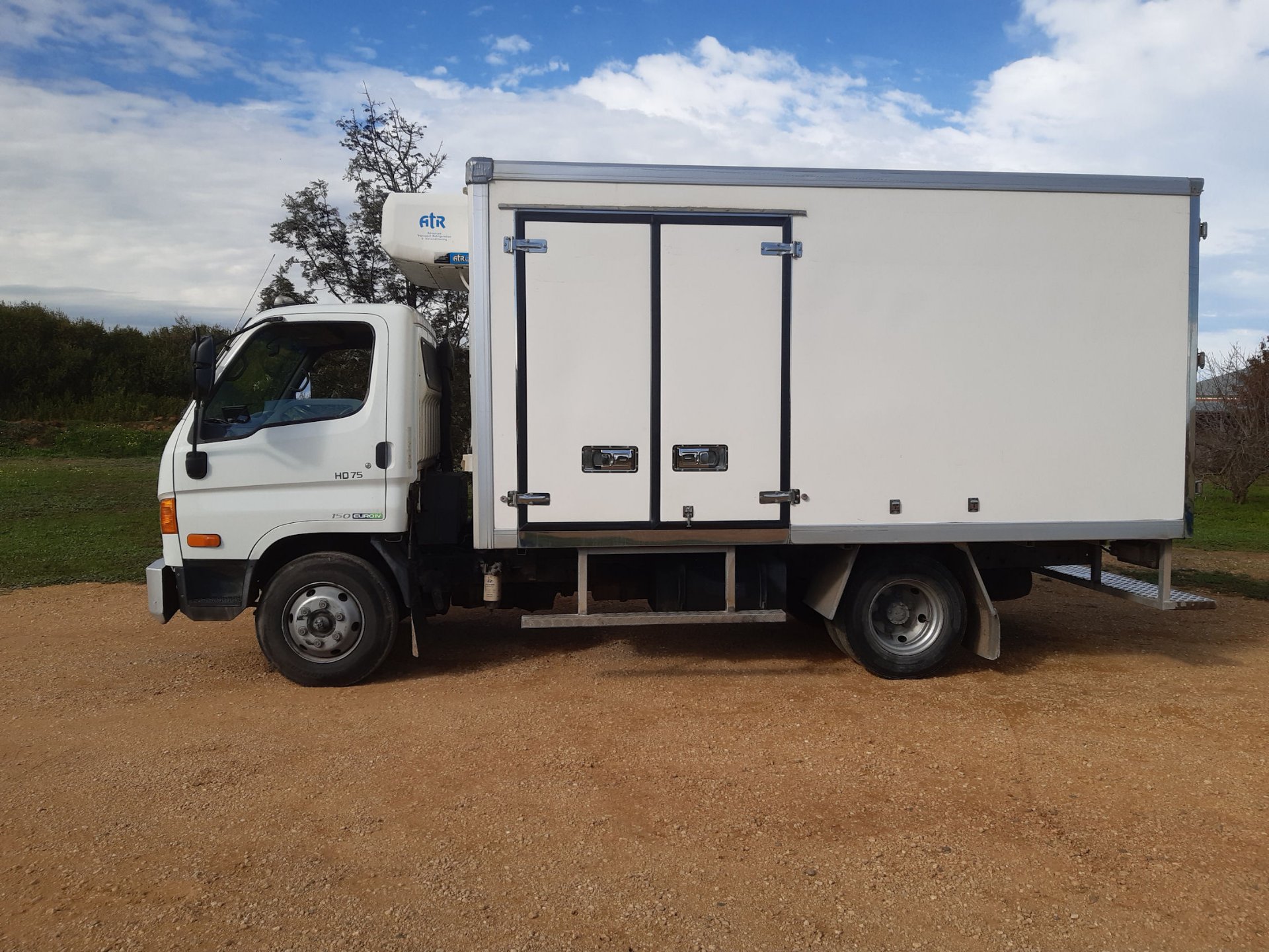 2010 HYUNDAI HD75 HD MWB 6 SP MANUAL REFRIGERATED TRUCK