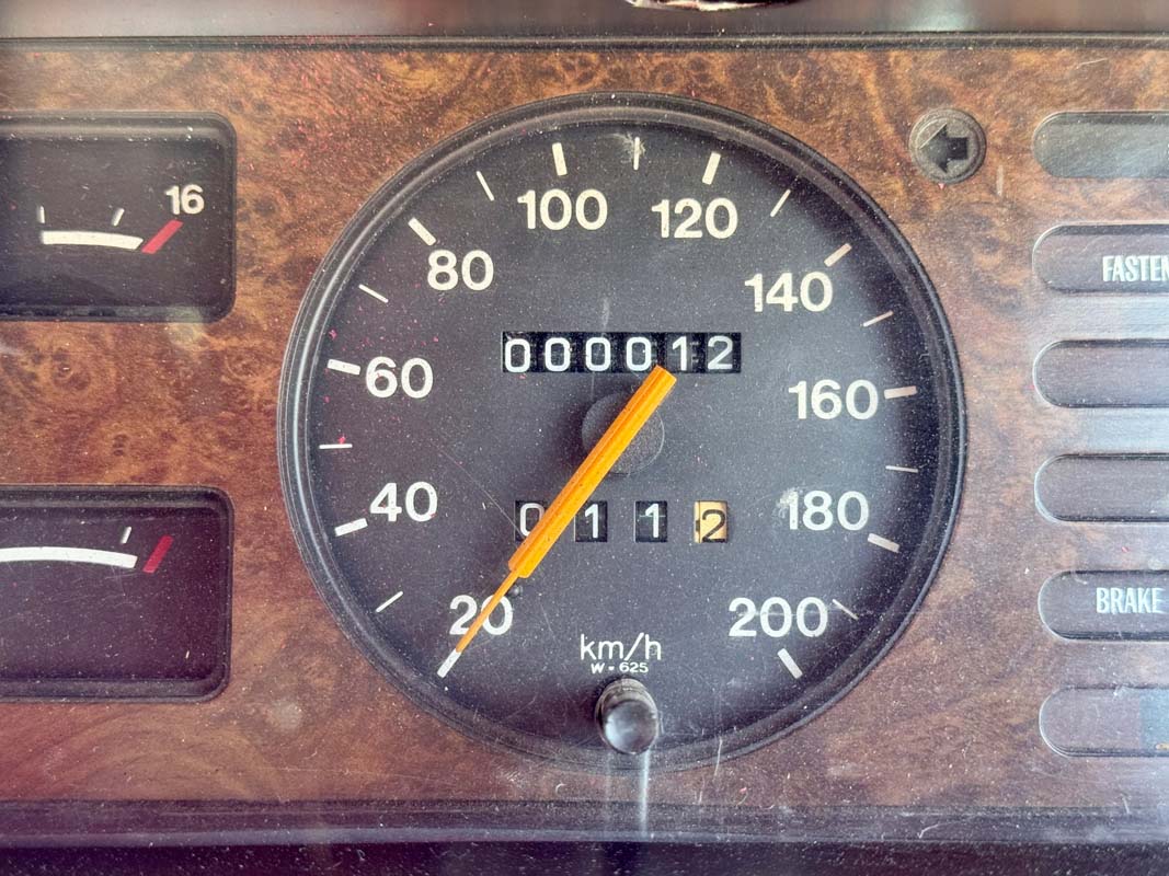 1982 HOLDEN COMMODORE VH SL/E 5 SP MANUAL 4D SEDAN