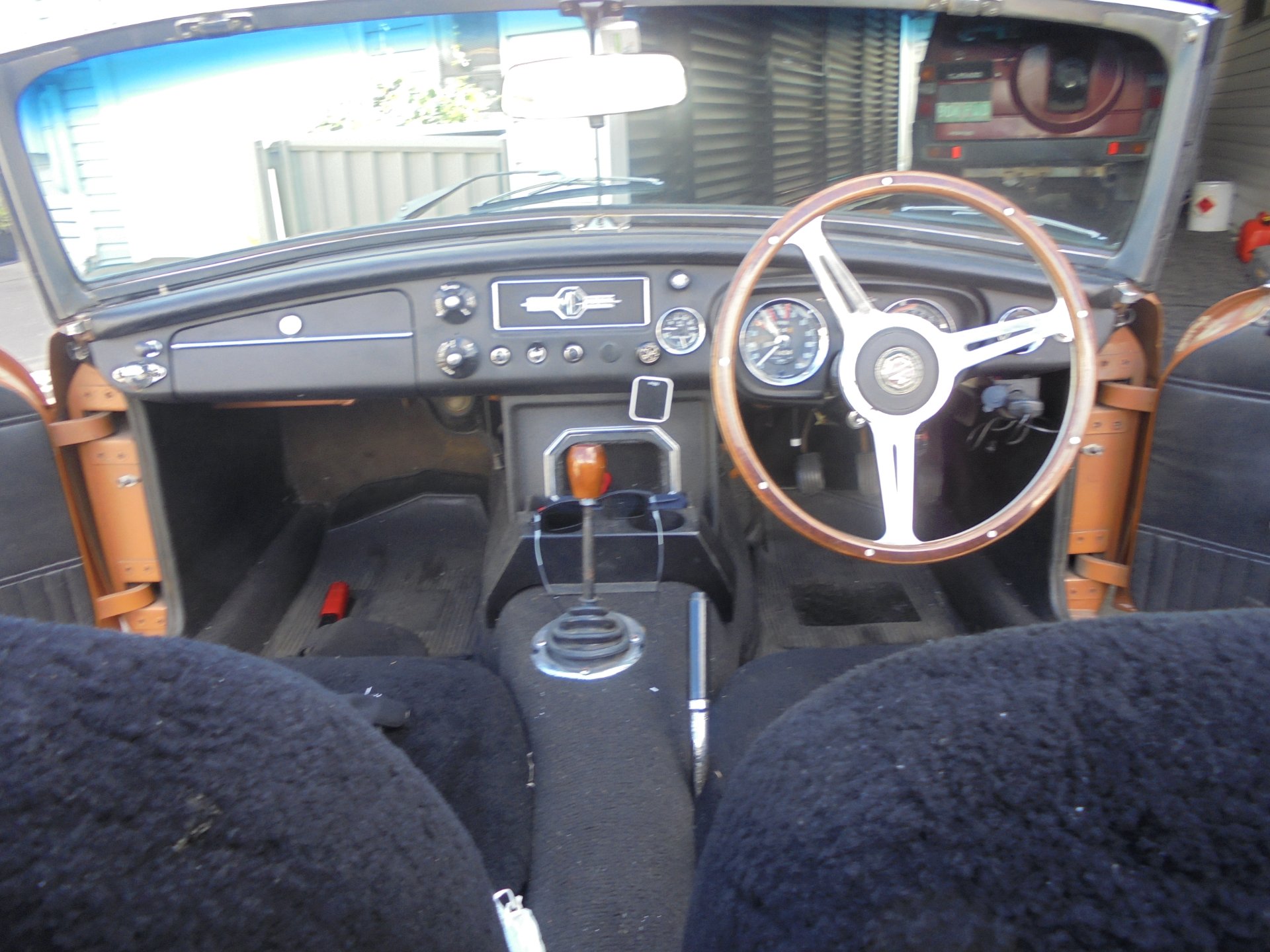 1971 MG MGB MK II 4 SP MAN + OVERDRIVE 2D CONVERTIBLE