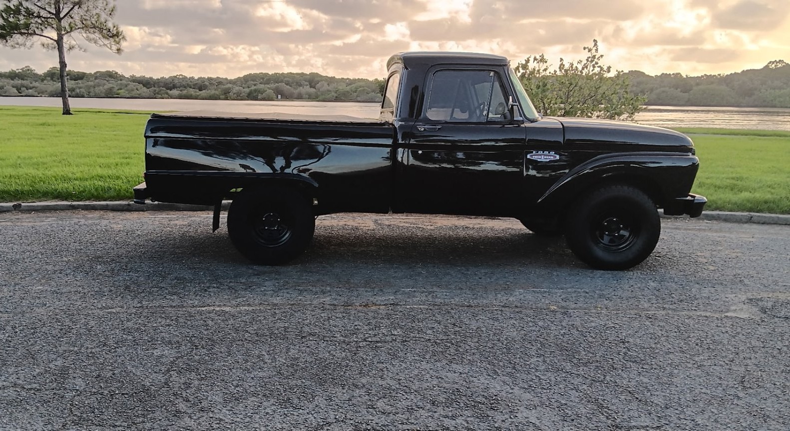 1966 FORD F100 3 SP AUTOMATIC 2D UTILITY