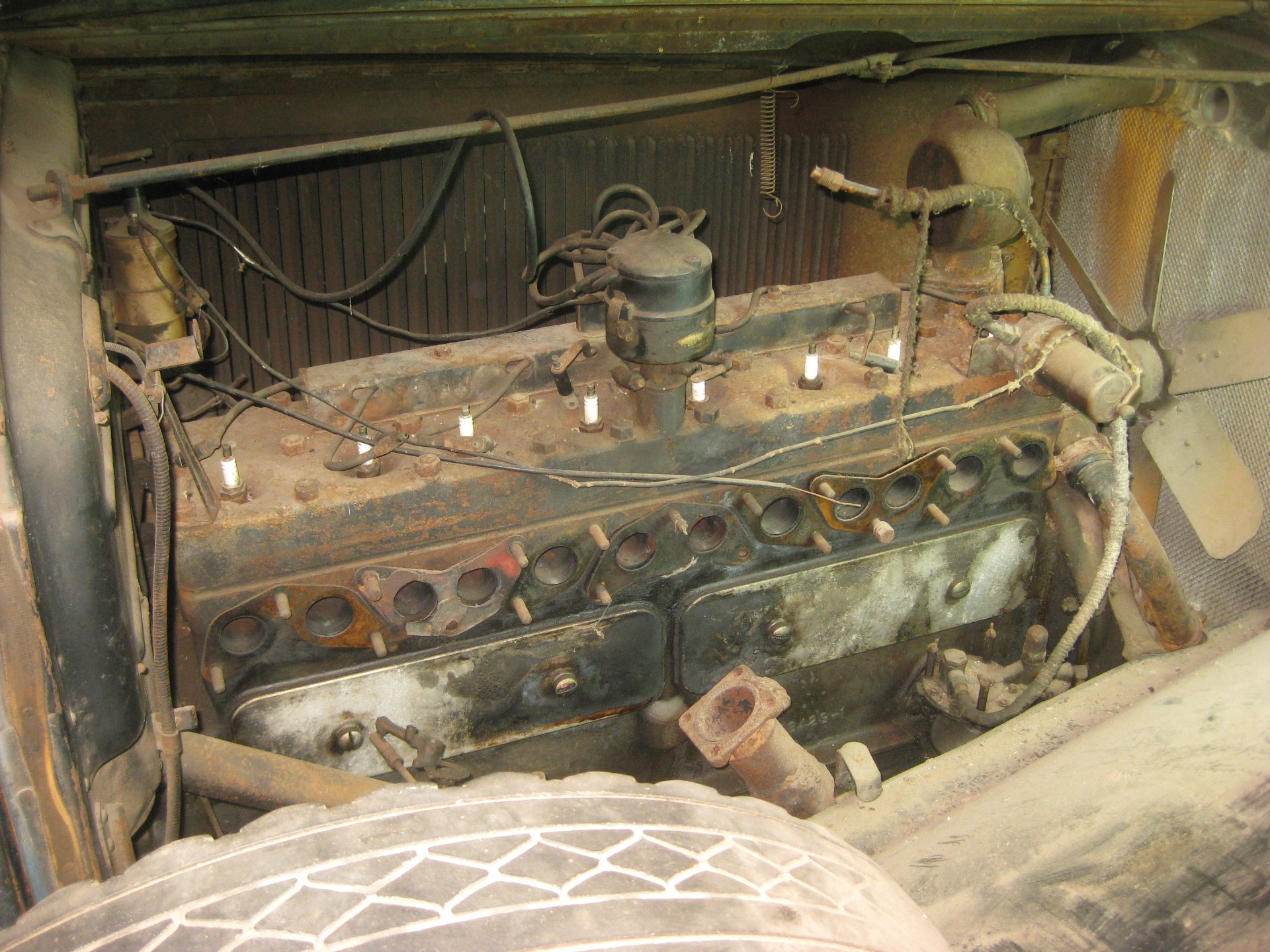 1932 CHRYSLER IMPERIAL SEDAN