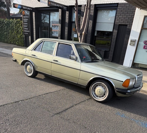 1982 MERCEDES-BENZ 230 W123 E 4 SP AUTOMATIC 4D SEDAN 