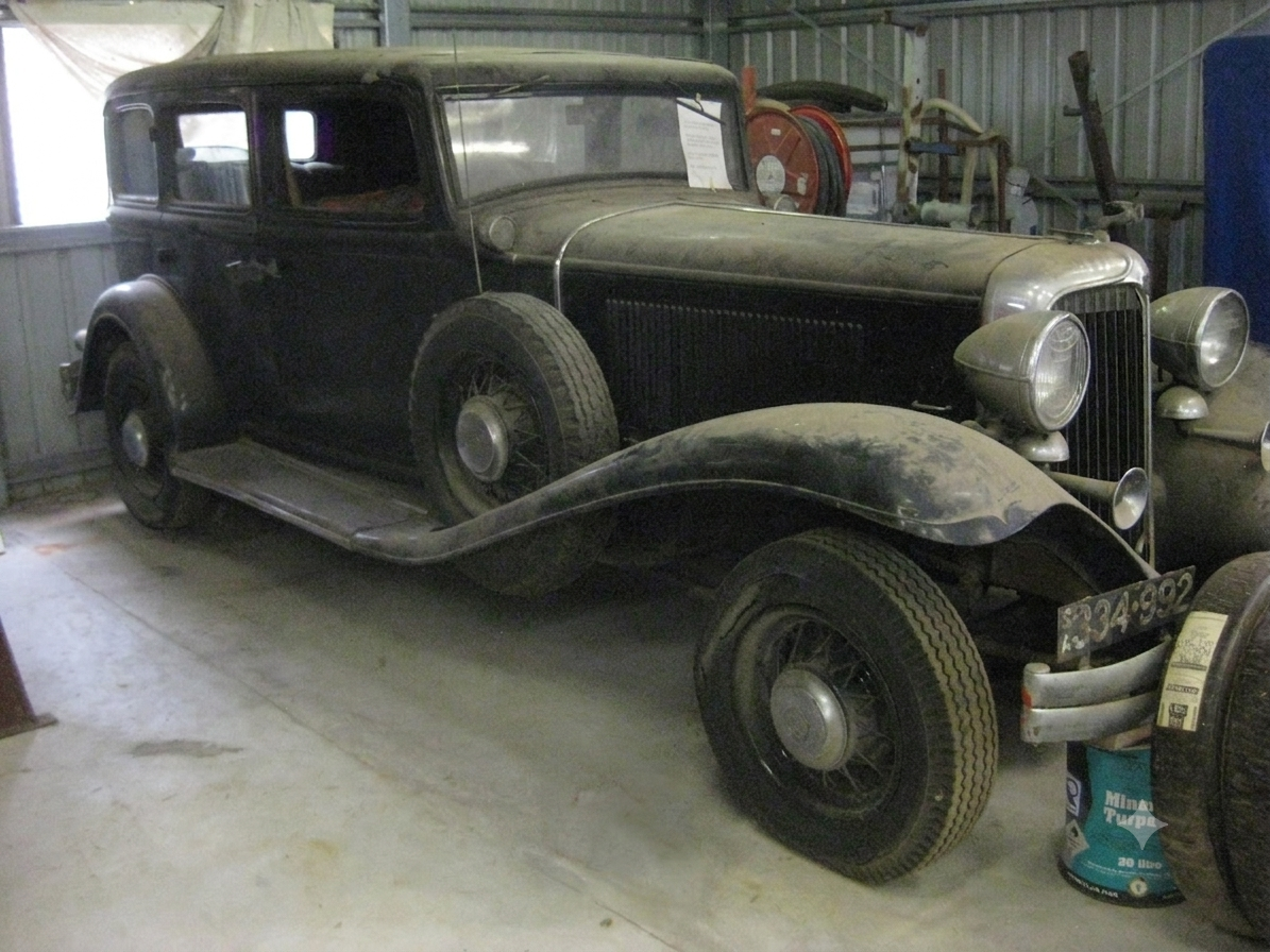 1932 CHRYSLER IMPERIAL SEDAN