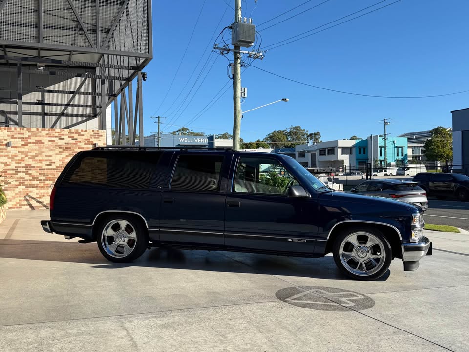 1995 CHEVROLET SUBURBAN 4 SP AUTOMATIC WAGON