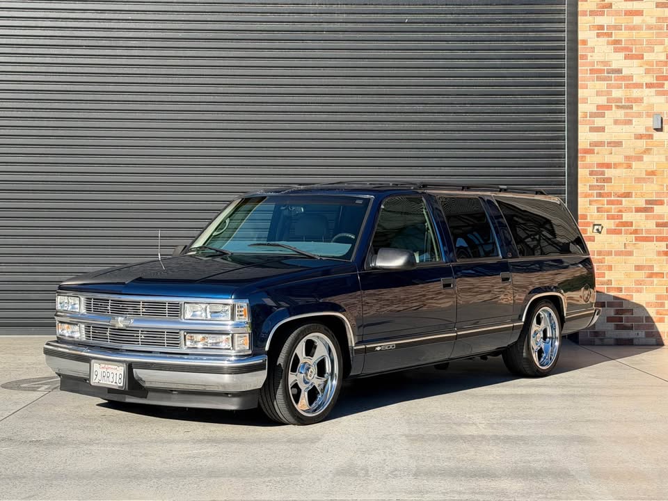 1995 CHEVROLET SUBURBAN 4 SP AUTOMATIC WAGON