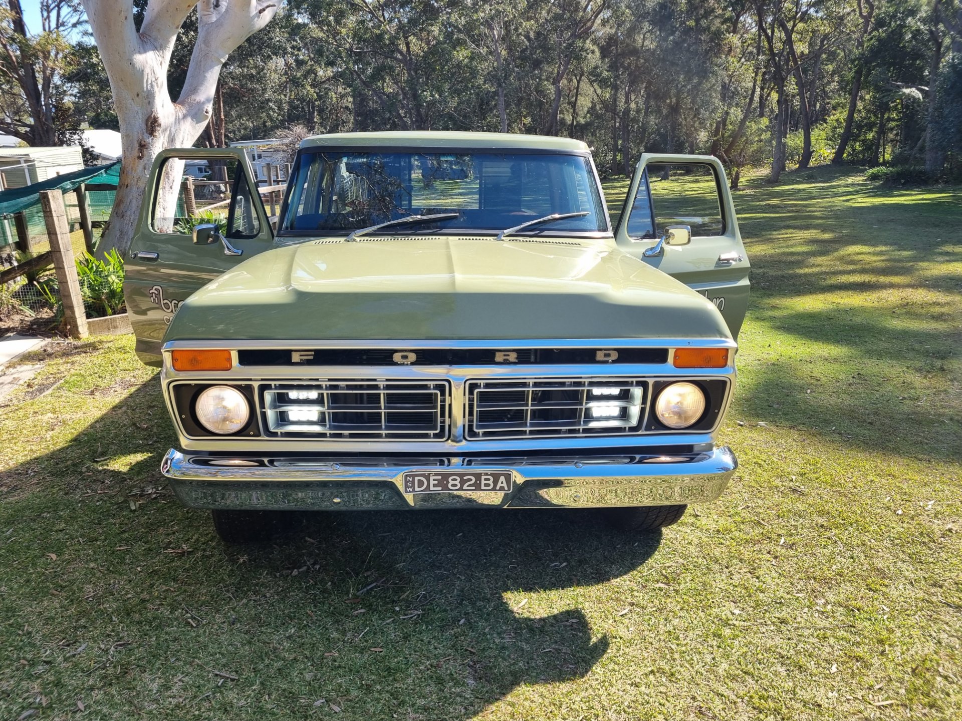 1974 FORD F100 4 SP AUTOMATIC UTILITY