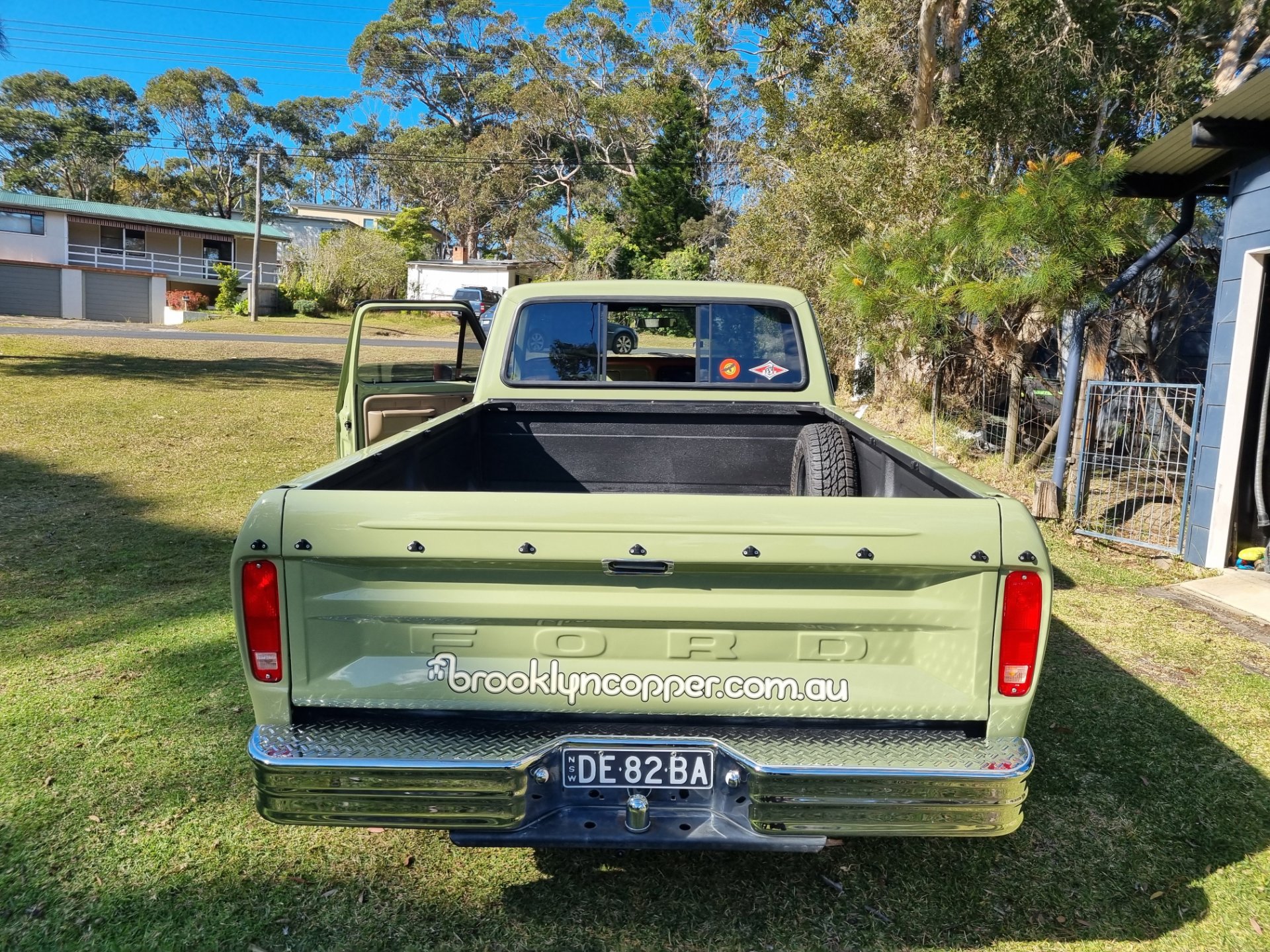 1974 FORD F100 4 SP AUTOMATIC UTILITY