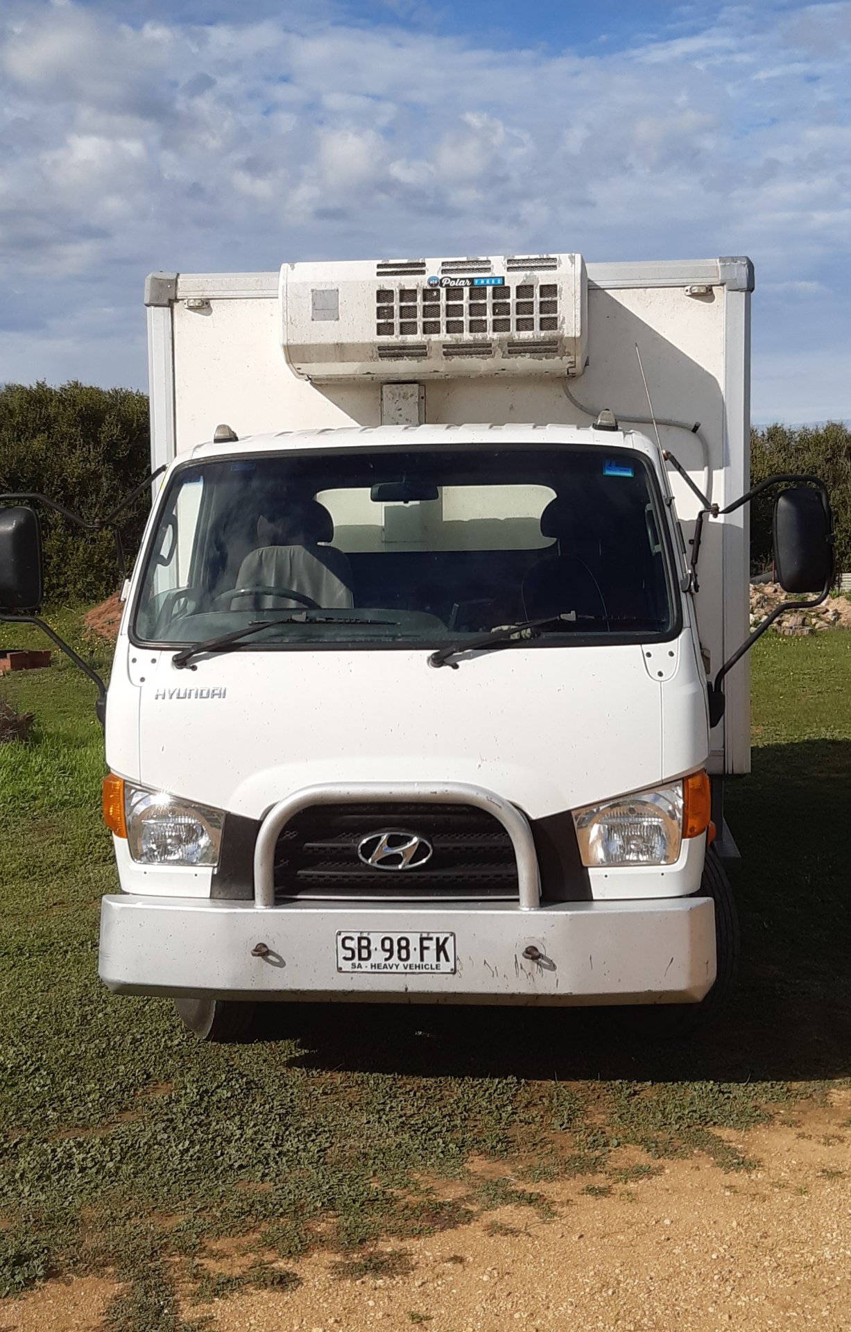 2005 ISUZU FRR F3 8 PALLET CURTAINSIDER