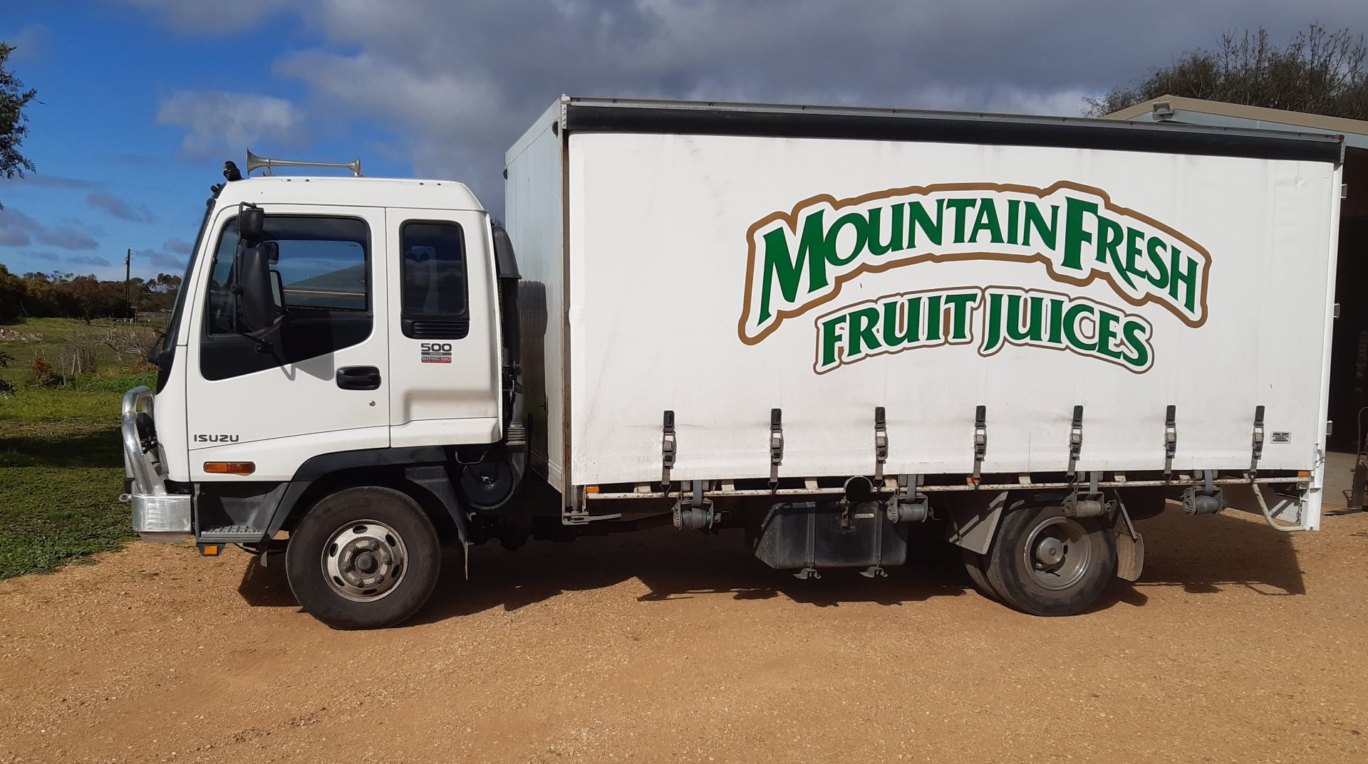 2005 ISUZU FRR F3 8 PALLET CURTAINSIDER