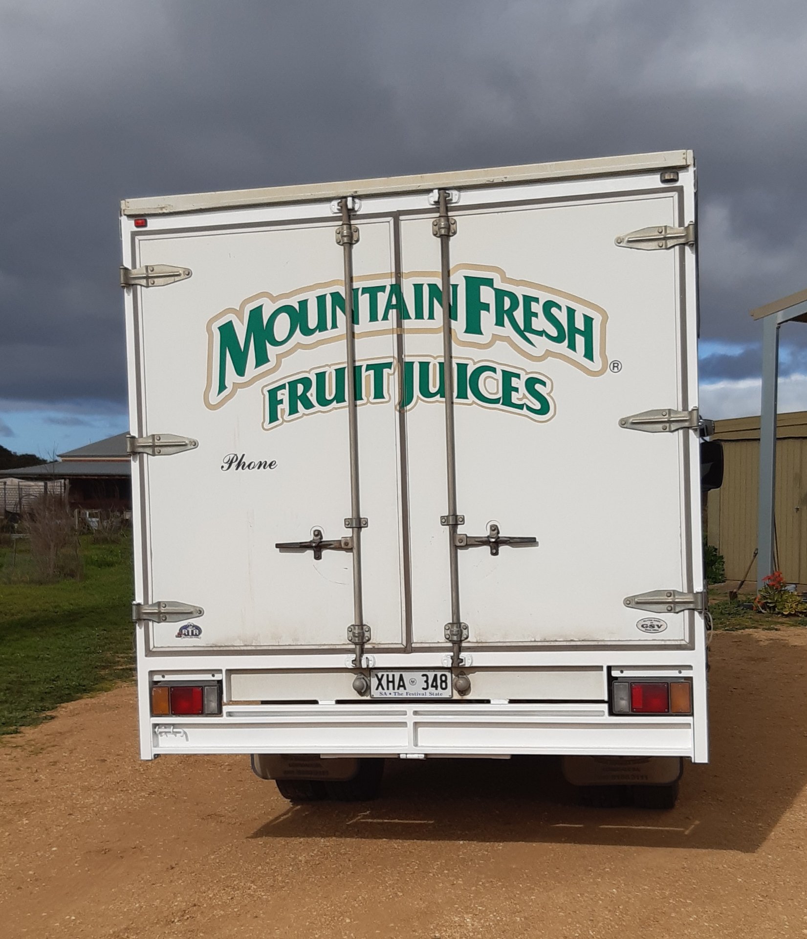 2005 ISUZU FRR F3 8 PALLET CURTAINSIDER