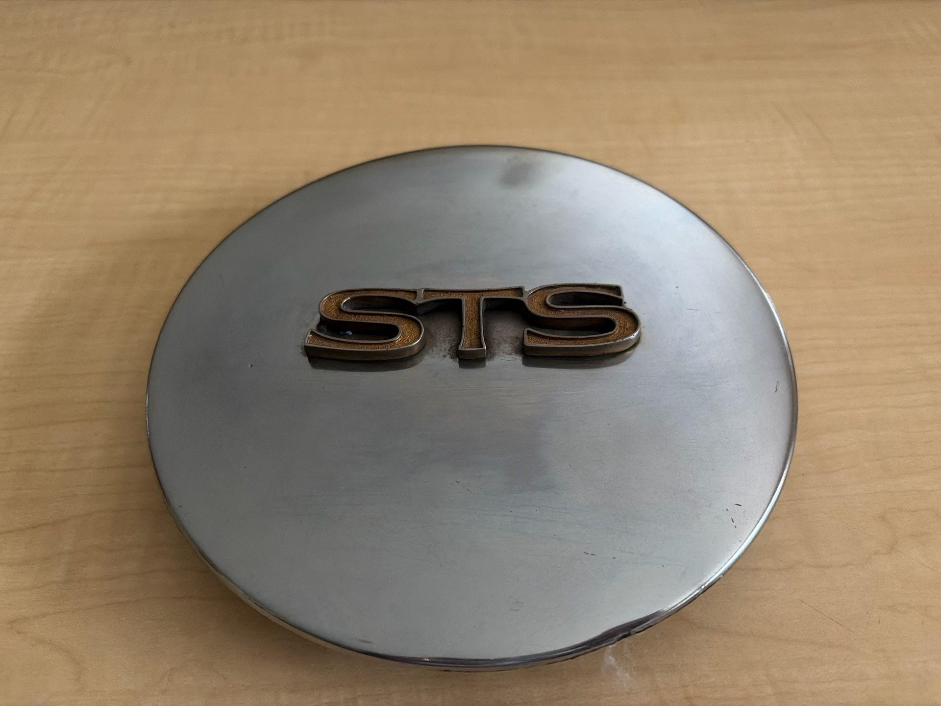 CADILLAC STS HUB CAP