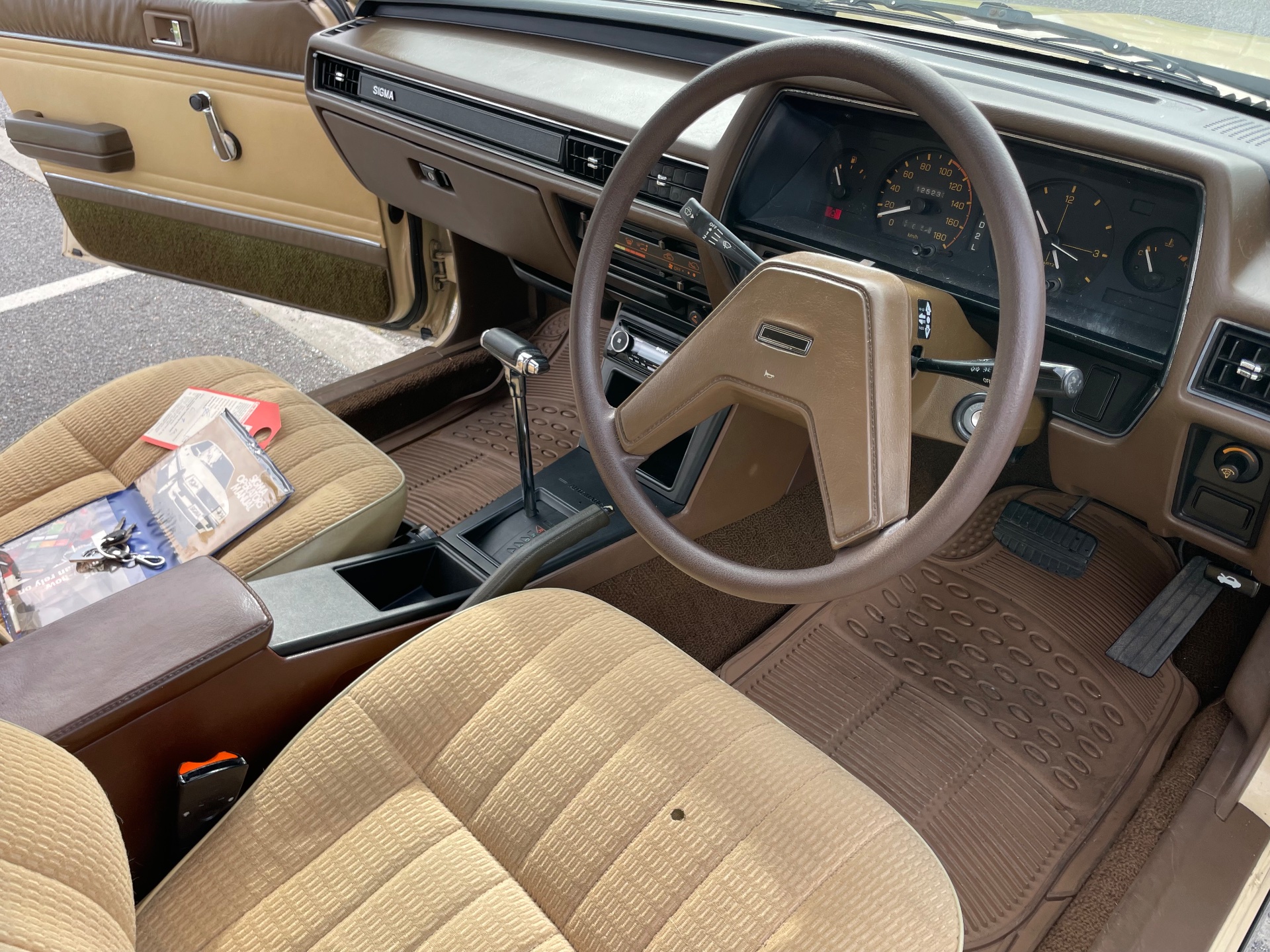 1982 MITSUBISHI SIGMA GJ GL 3 SP AUTOMATIC 4D SEDAN