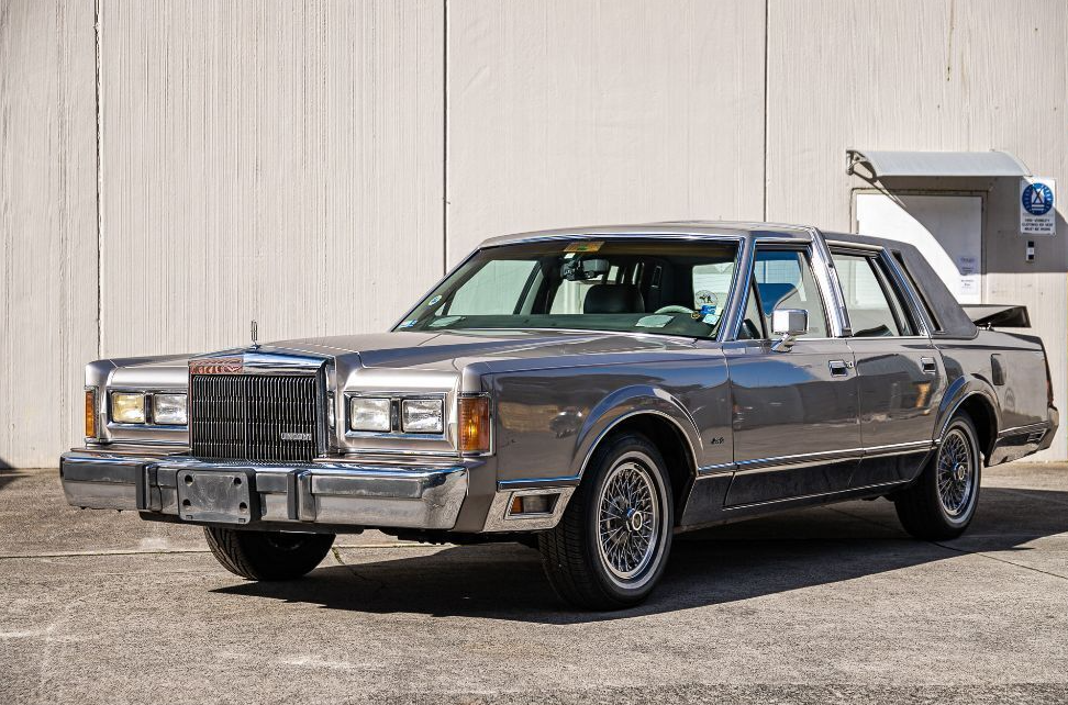 1989 LINCOLN TOWN CAR 5.0L V8 LUXURY SEDAN