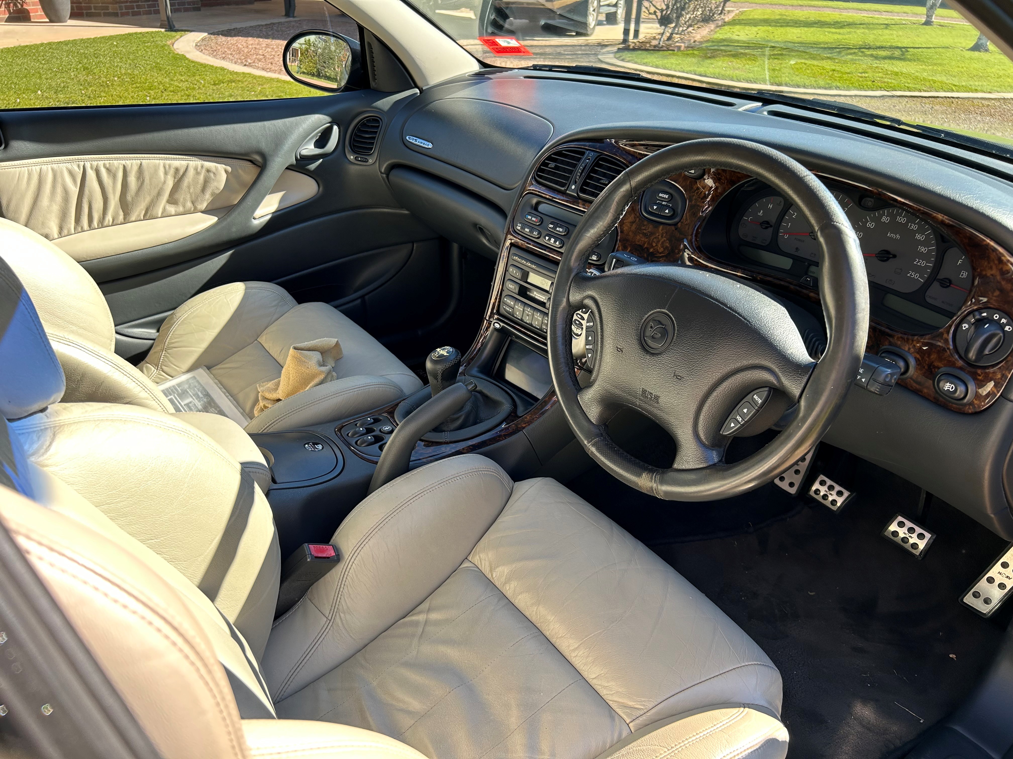 2001 HSV SENATOR VX 300 6 SP MANUAL 4D SEDAN