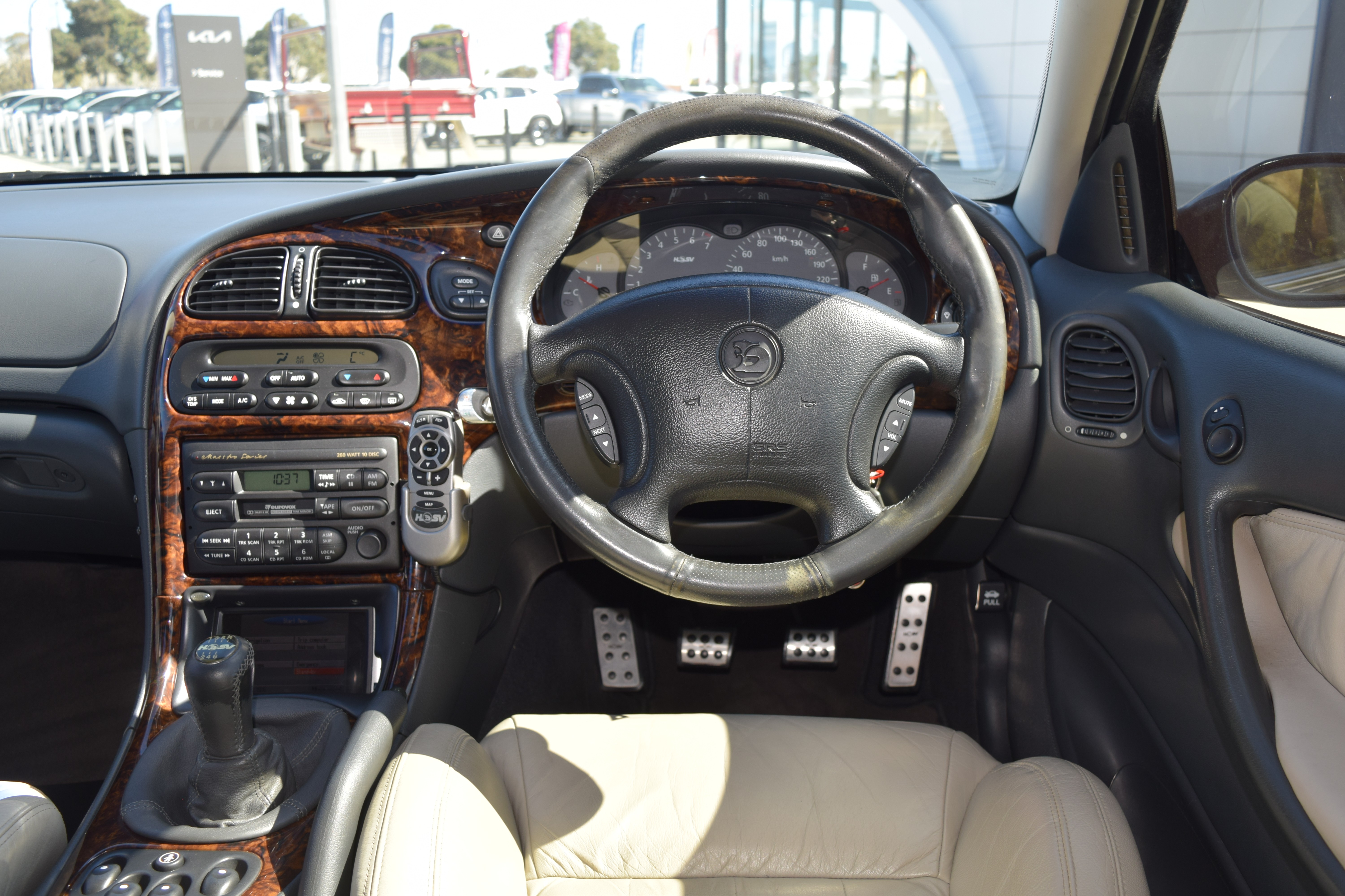 2001 HSV SENATOR VX 300 6 SP MANUAL 4D SEDAN